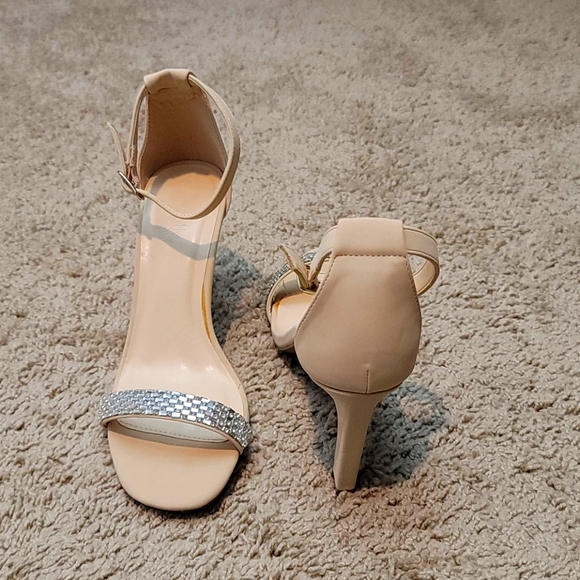 High heel - Picture 1 of 3